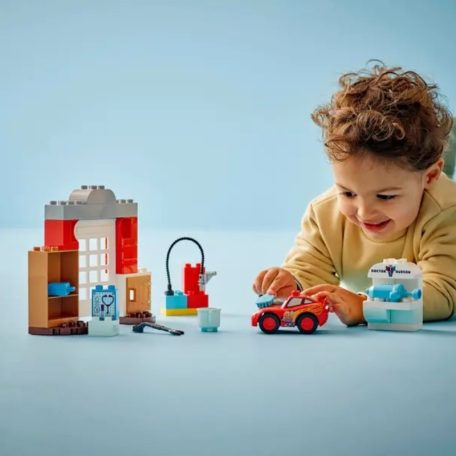 LEGO DUPLO Disney 10456 Verdák: McQueen látogatása Doki garázsában
