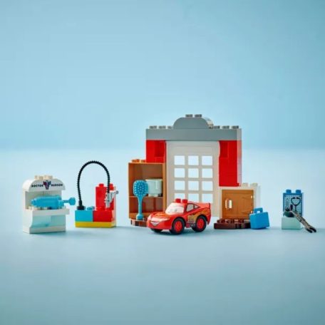 LEGO DUPLO Disney 10456 Verdák: McQueen látogatása Doki garázsában