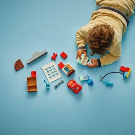 LEGO DUPLO Disney 10456 Verdák: McQueen látogatása Doki garázsában