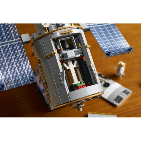 LEGO Icons 11382 Hubble űrtávcső
