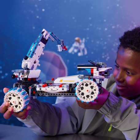LEGO Technic 42211 Lunar Outpost holdjáró űrjármű