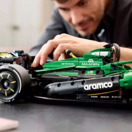 LEGO Technic 42240 Aston Martin Aramco AMR25 F1 autó