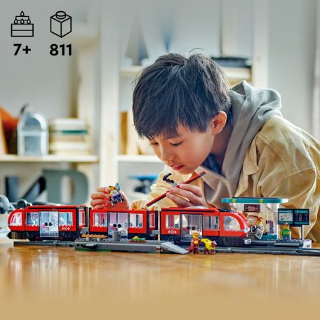 LEGO City 60423 Belvárosi villamos és megálló