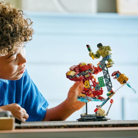LEGO Super Heroes Marvel 76343 Hulkbuster és Hulk óriási csatája