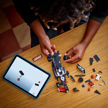 LEGO Speed Champions 77250 MoneyGram Haas F1 Team VF-24 versenyautó