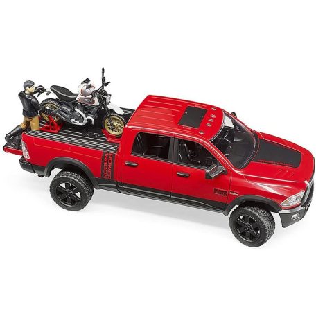Bruder 02502 RAM 2500 Power Wagon és Ducati Scrambler Desert Sled motorkerékpár versenyzővel