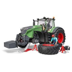   Bruder 04041 Fendt 1050 Vario traktor munkással és szervizberendezéssel