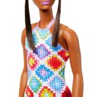 Barbie Fashionistas barátok - Barna hajú baba rombusz mintás ruhában