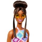 Barbie Fashionistas barátok - Barna hajú baba rombusz mintás ruhában