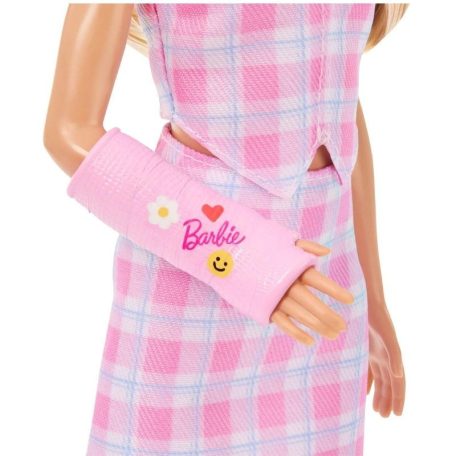 Barbie Fashionista barátok divatbaba - Baba rózsaszín gipszben és kockás ruhában (243)