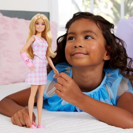 Barbie Fashionista barátok divatbaba - Baba rózsaszín gipszben és kockás ruhában (243)
