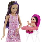 Barbie Skipper Babysitters - Barna hajú bébiszitter Barbie baba etetőszékben ülő kisbabával