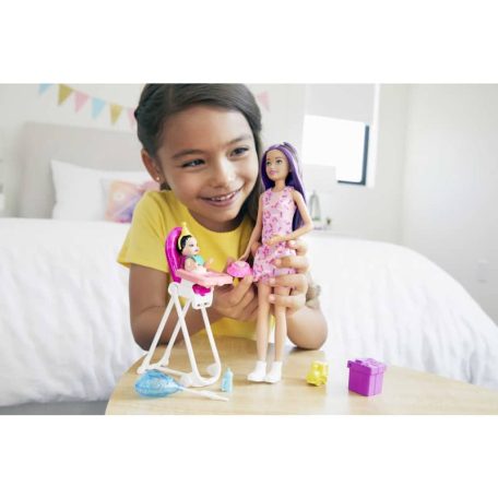 Barbie Skipper Babysitters - Barna hajú bébiszitter Barbie baba etetőszékben ülő kisbabával