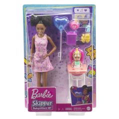   Barbie Skipper Babysitters - Fekete hajú bébiszitter Barbie baba etetőszékben ülő kisbabával