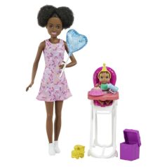   Barbie Skipper Babysitters - Fekete hajú bébiszitter Barbie baba etetőszékben ülő kisbabával