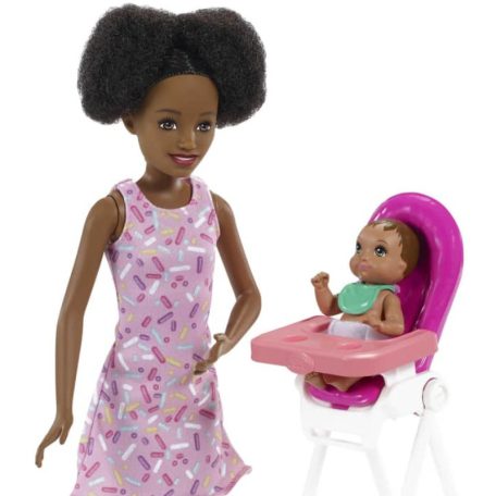 Barbie Skipper Babysitters - Fekete hajú bébiszitter Barbie baba etetőszékben ülő kisbabával