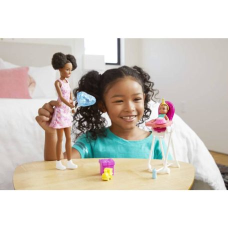 Barbie Skipper Babysitters - Fekete hajú bébiszitter Barbie baba etetőszékben ülő kisbabával