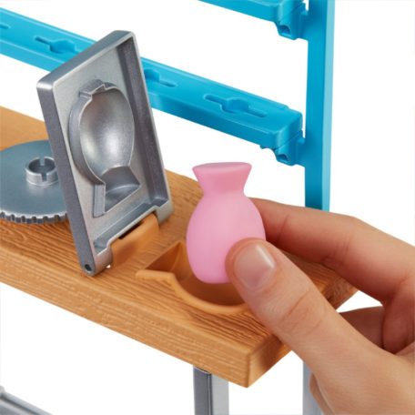 Barbie Feltöltődés - Műterem játékszett gyurmával és babával