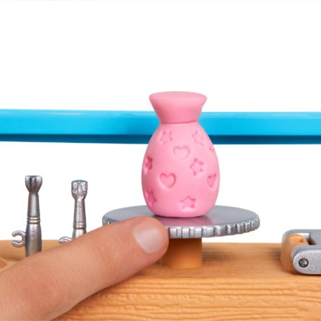 Barbie Feltöltődés - Műterem játékszett gyurmával és babával