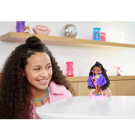 Barbie Extra Minis - Mini baba lila szőrme kabátban