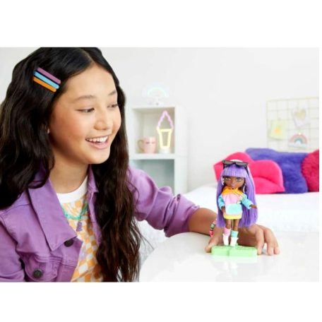 Barbie Extra Minis - Mini baba színes pulcsiban