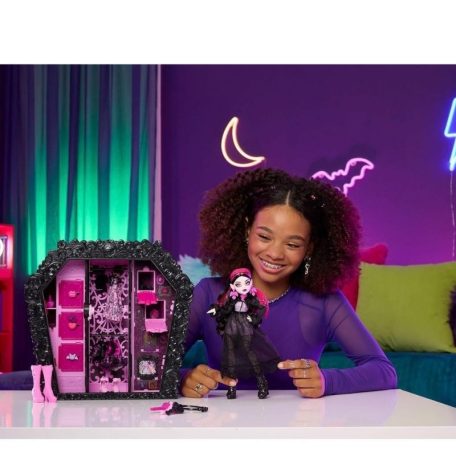 Monster High Rémtrendi öltöző Draculaura játékbabával